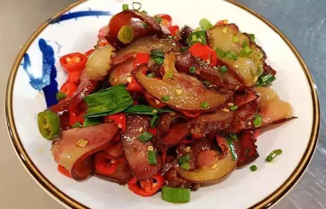 酱汁渗透每一丝鱼肉 鱼肉鲜美入味 汤汁拌饭还能吃2碗呢 干锅本味肥肠