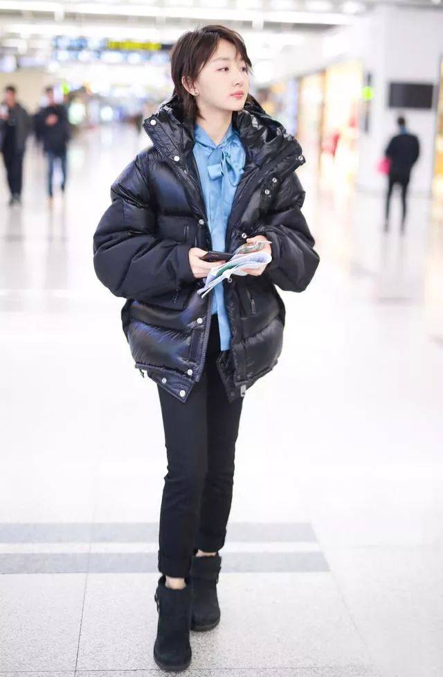 直接把脚"捅"进了雪地靴的周冬雨 走到哪都得穿着