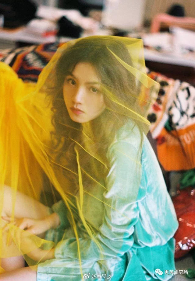 拥有咪眼小鸡嘴丑向性五官的周冬雨,为什么能