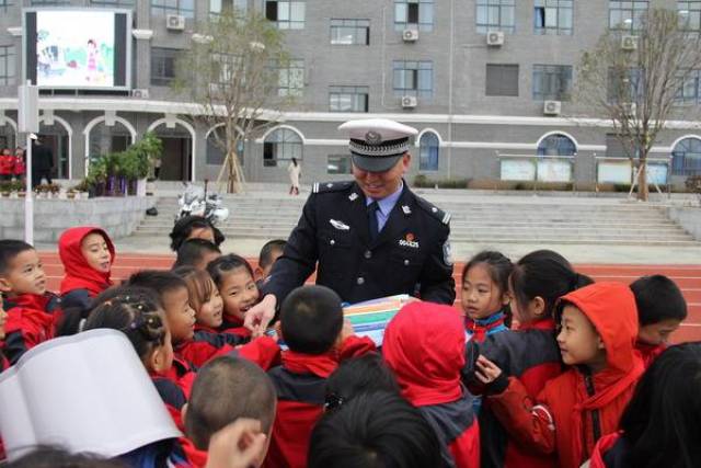 余庆交警借"12.4"国家宪法日为城关一小送"交通安全法制大餐"