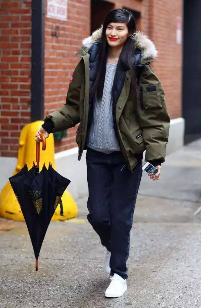 然而偏爱大鹅的明星不只是何穗一个人,一到冬天,机场,街拍随处可见