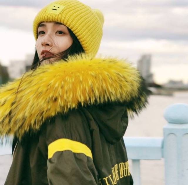 佩服!这位出现在集市的男子,大冬天穿短袖