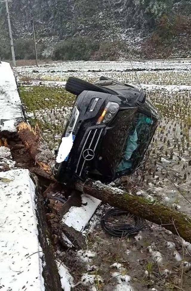 雪地车祸图片