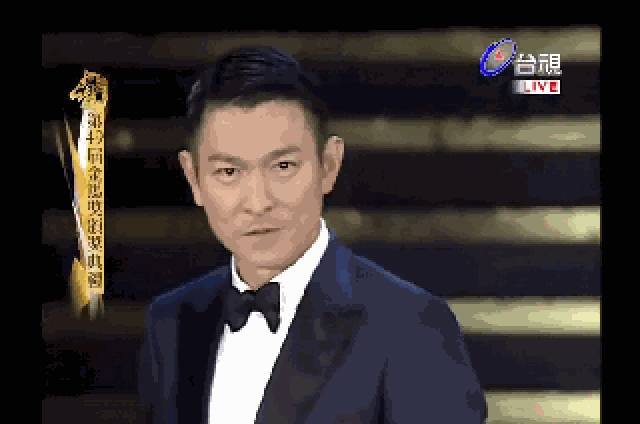 在脸上胡乱的拍""冷冷的冰雨情不自禁地唱起刘德华的一首歌:雨雪交加