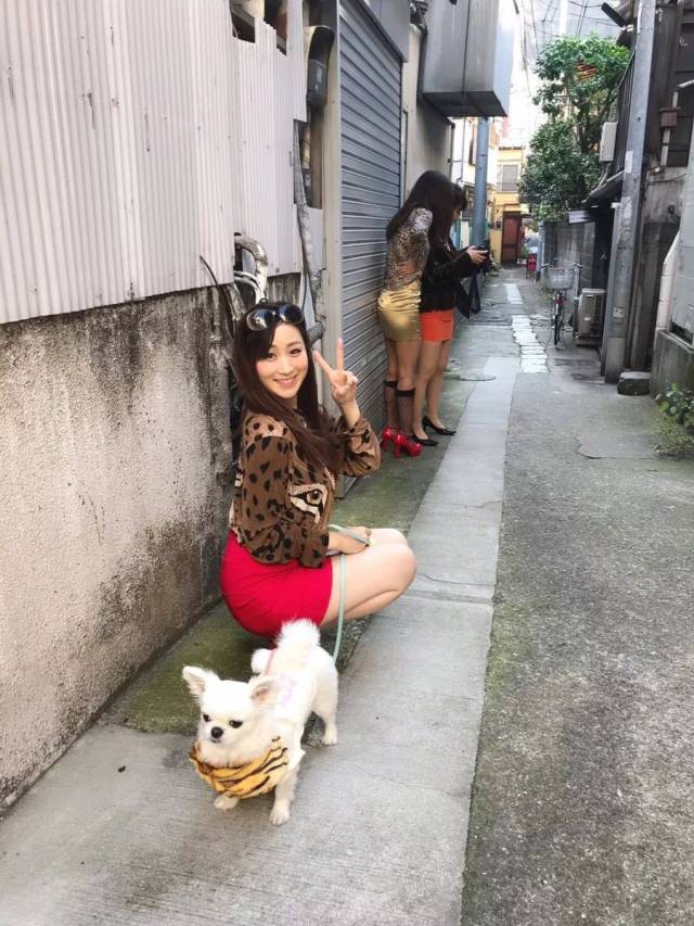 女生不要随便在小巷子里站着,会被误会的