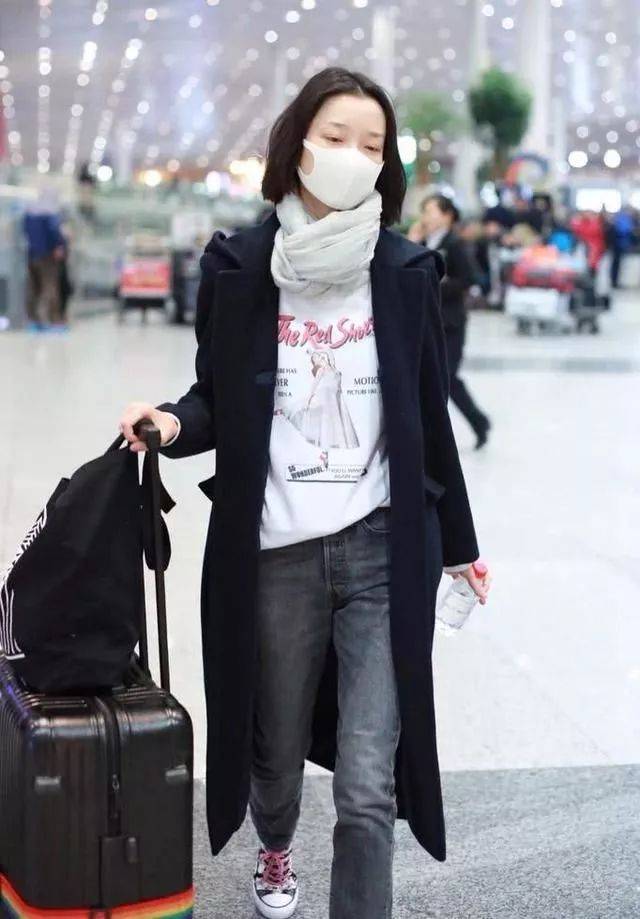 杜鹃放飞自我了素颜眉毛不画筷子腿瘦到紧身裤都撑不起来