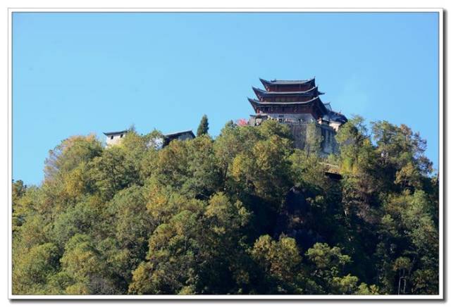 在景区口看到我想去的山峰顶的道观,实在是高远了一点,我还是选曾坐