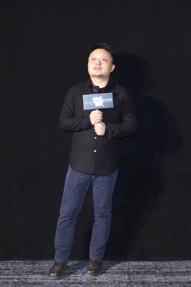 导演毕赣仔细聆听观众观后感