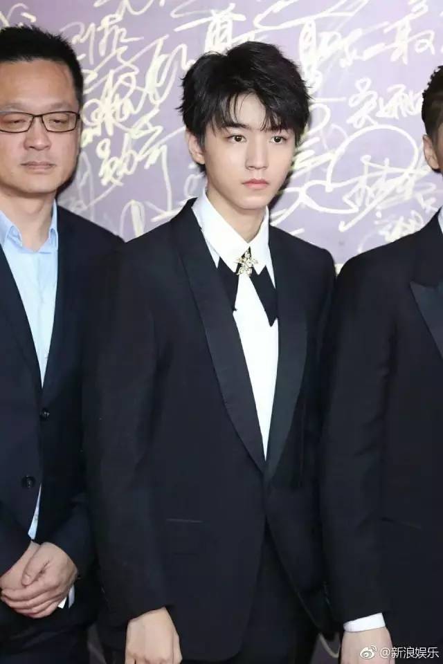 这次三小只也聚齐了,西装革履的他们已经是大人模样.