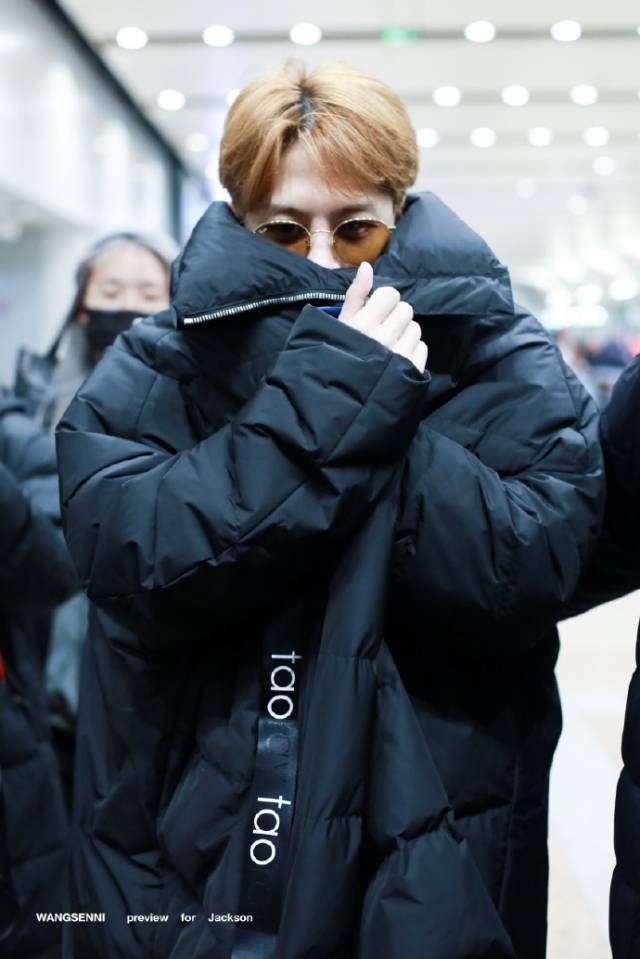 公开的饭拍预览中王嘉尔身穿深色保暖羽绒服素颜出镜,围巾用来捂涸