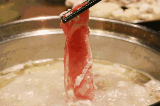 拥有大理石般好看纹路的澳洲雪花肥牛,片片厚实,煮过后肥而不腻,弹牙