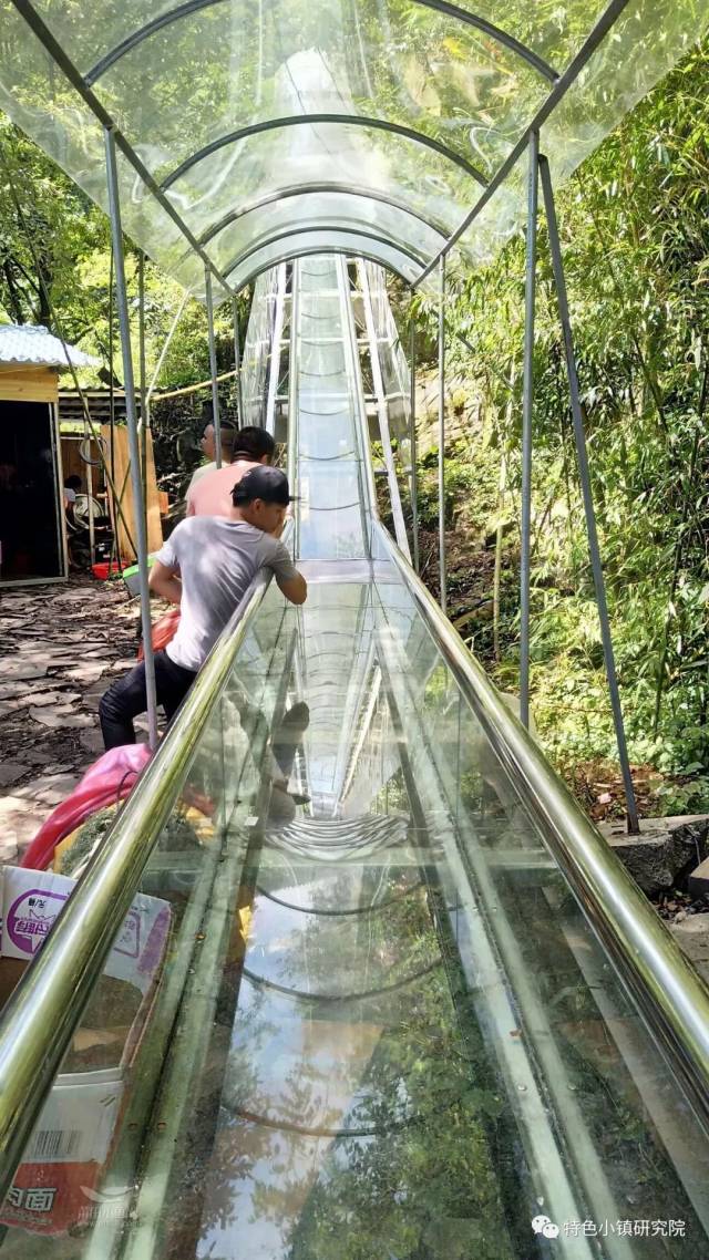 佛山南丹山玻璃滑道则比较中规中矩,长度200米,单滑道.