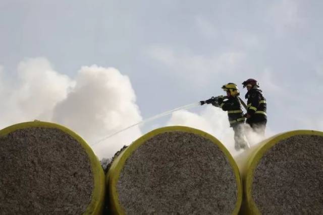 新疆哈密消防鏖战8小时扑灭棉厂大火 保住千吨籽棉