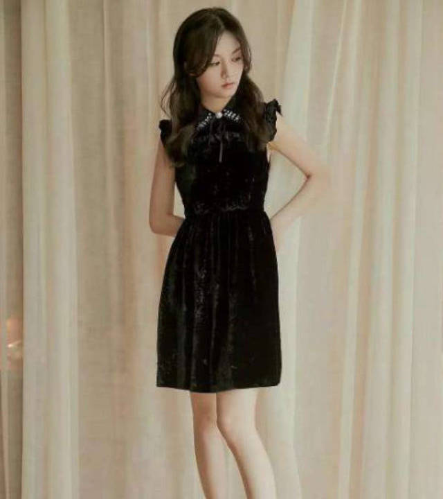 杨超越不好好穿丝袜,自创丝袜T恤玩潮流,除了