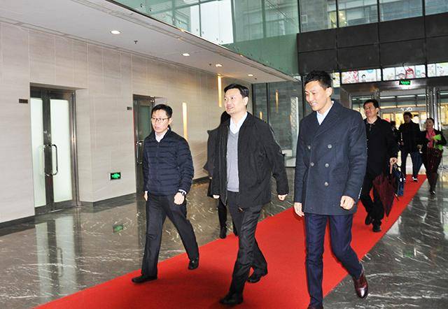 在调研交流过程中,王珺总向普陀区各位领导介绍了悦途股份公司成立10