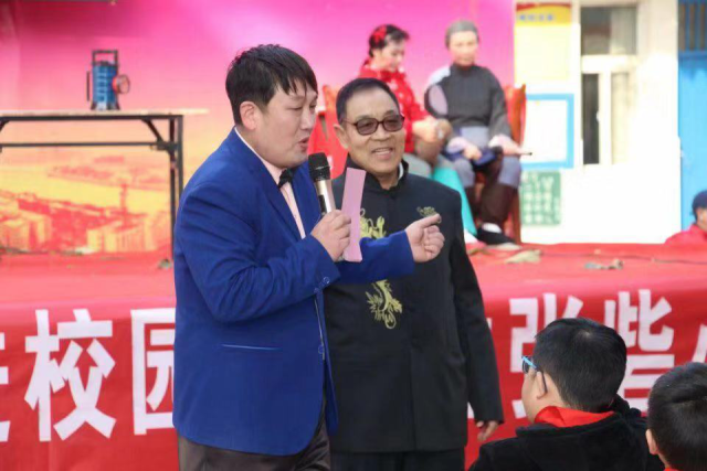 节目主持人许乐和李春友团长给孩子们讲解戏曲知识