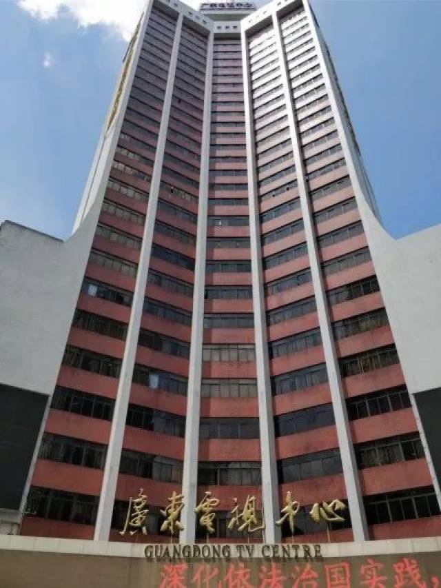 在广东广播电视台演播厅门口联系值班导演