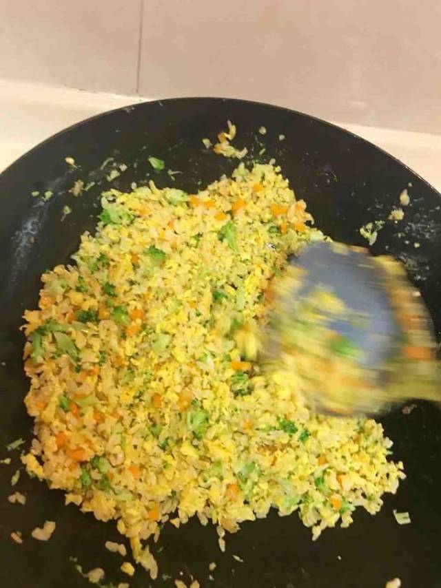 做蛋炒饭,千万别直接下锅,多加这一步,米饭色泽金黄还不干