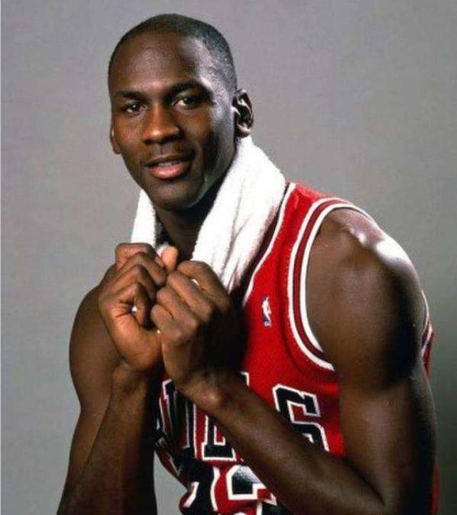 乔丹:我年轻时很帅,吉诺比利:我也是,他:确定要比?