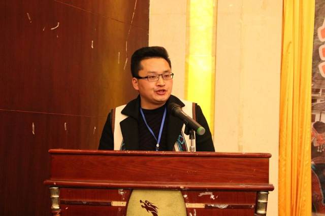 自强苗族乡党委副书记,乡长杨学智就苗族乡脱贫攻坚工作作交流发言