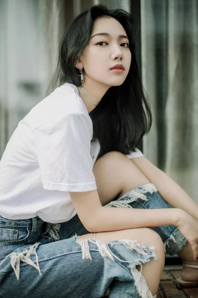 这一次,为大家推送一位冷艳性感的女生:赵文多.