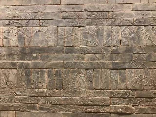 《竹林七贤与荣启期》模印砖画(局部) 澎湃新闻记者摄于南京博物院