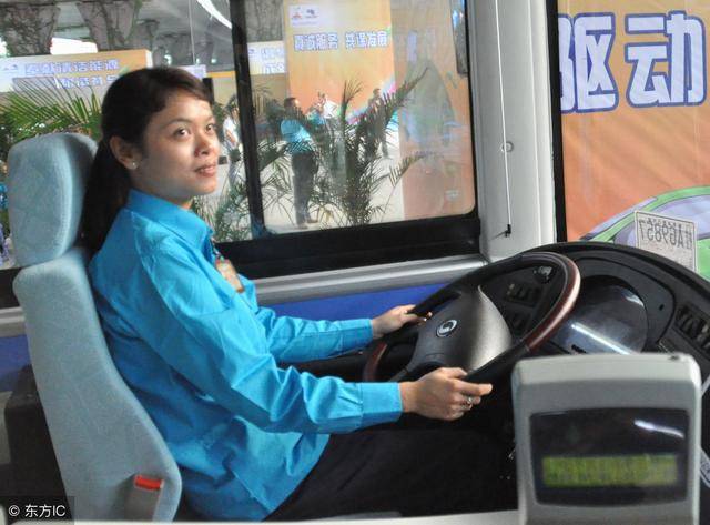 故事:女司机让他滚下车次日得知公交坠崖消息后却接到女司机电话