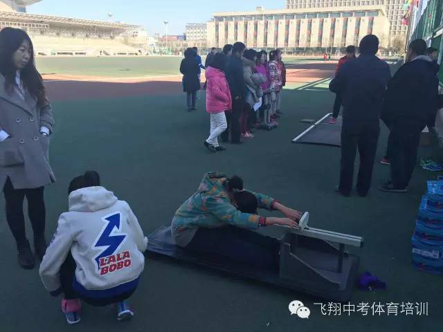 动作方法:学员站在上一级台阶上,成立位体前屈姿势,加振动,用手指指尖