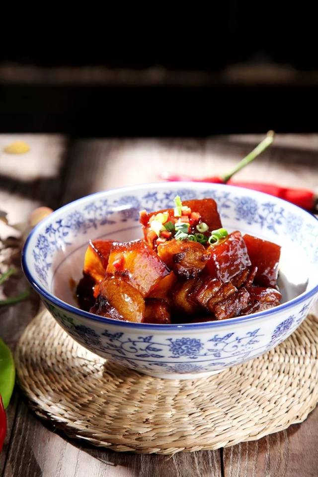 毛氏红烧肉又名毛家红烧肉,是一道色香味俱全的传统名肴,色泽金黄,油