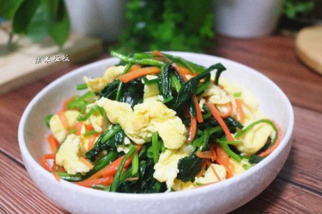 冬天的菠菜最好吃,这样搭配,只需要加一点盐就好吃的不得了!