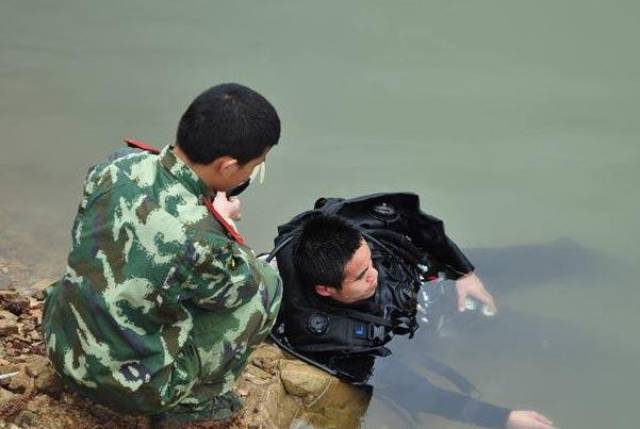 孩子下河游泳不幸溺亡,村民认为河里有脏东西,抽干河水后愣了!