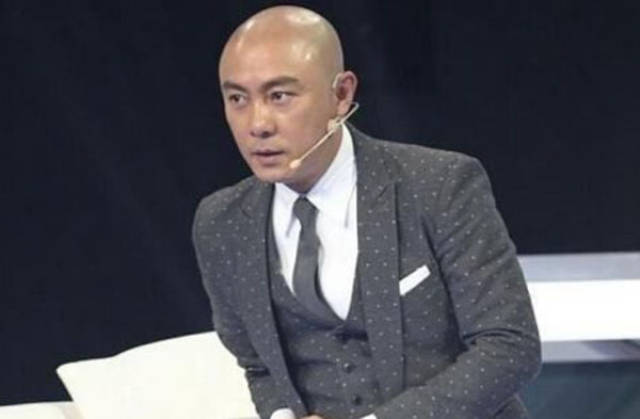 张卫健自爆光头示人并不是因为秃顶,而是因为赌气