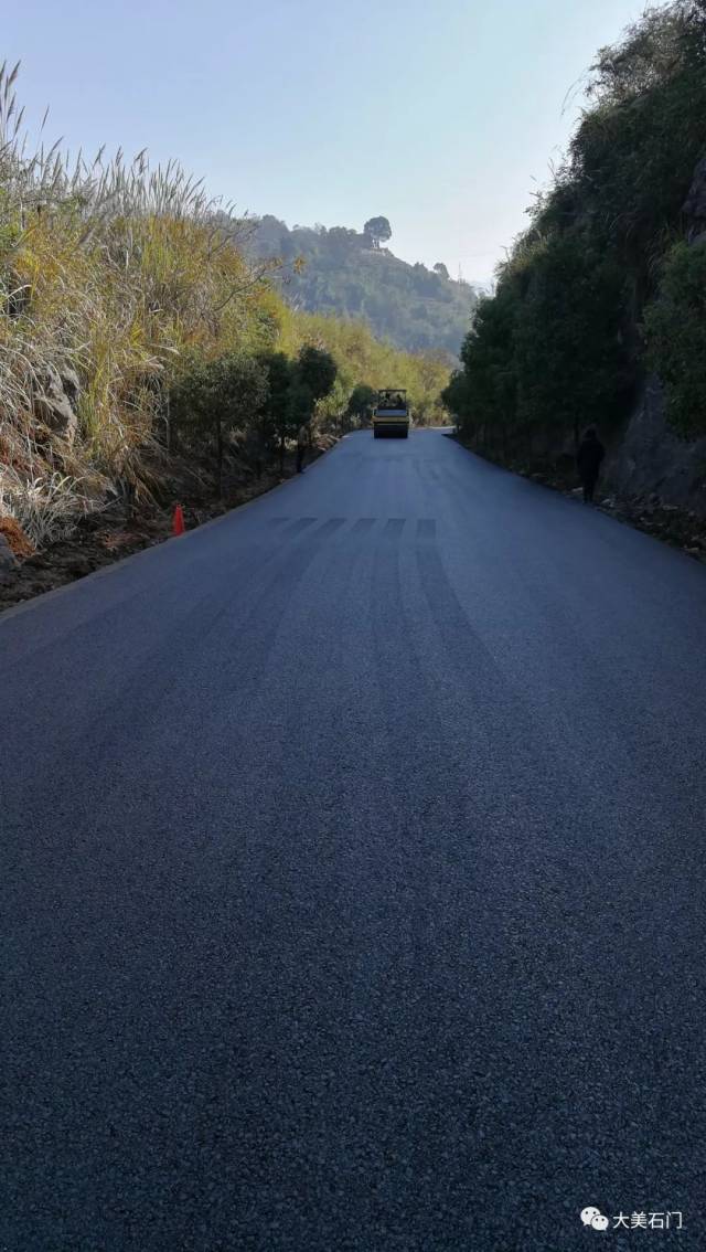 路况:s303省道所街乡部分路段摊铺沥青混凝土,请过往车辆注意!