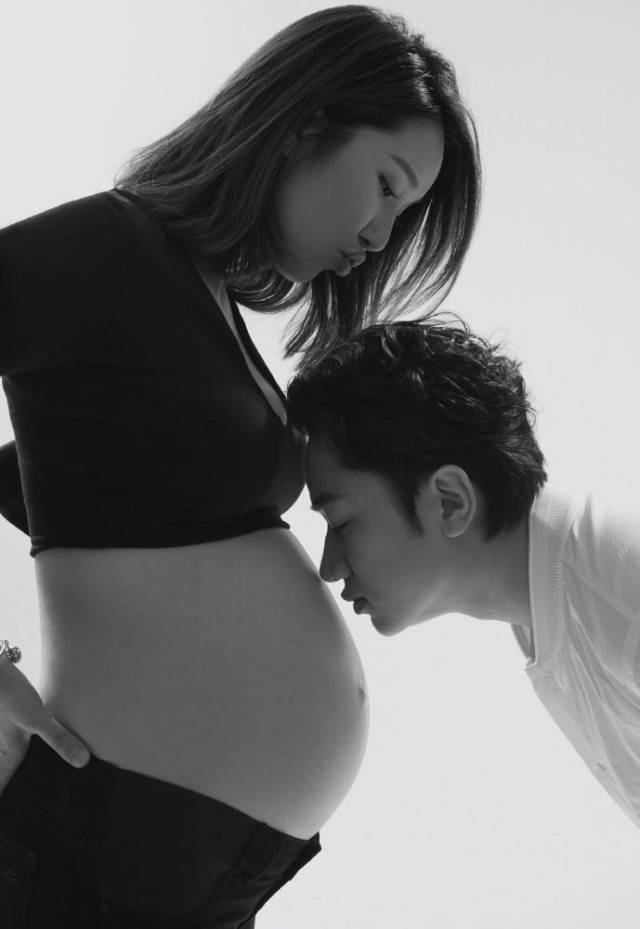 李亚男晒大肚孕照,王祖蓝同框大肚腩不输老婆