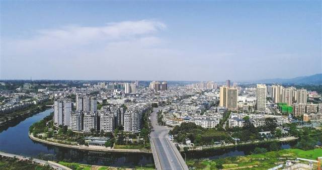 蒲江河环绕的蒲江县城□ 本报记者 李凌晨人生最好的旅行就是在一个