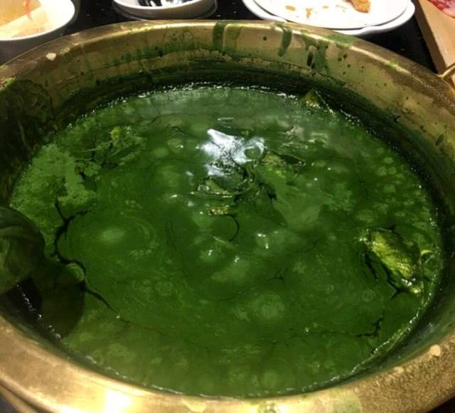 吃鸳鸯火锅,左边是抹茶锅,右边是榴莲锅,网友:不剥壳?