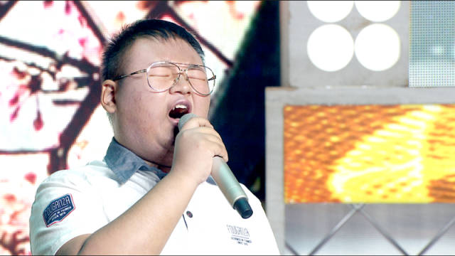 音乐盲人刘向阳为父歌唱,一首《父亲》感动全场.