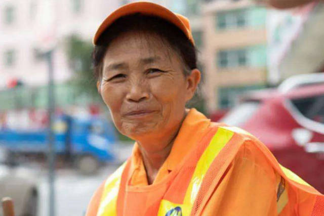 武馆教练当街耍威风,掌掴64岁环卫工,因环卫工劝阻他乱扔垃圾