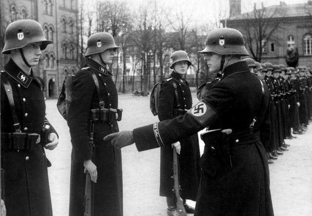 德国党卫军和国防军有何区别,国防军为何瞧不