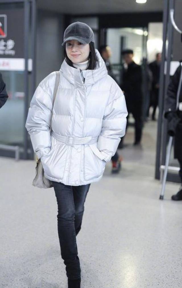 明星机场越来越保暖?杨紫董洁白羽绒服显干净,只有戚薇最帅气