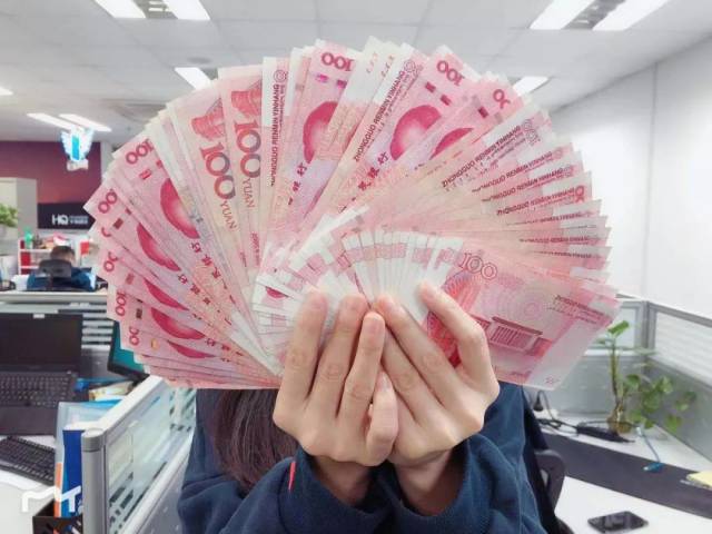 hr小姐姐不仅在上班时间数钱上周五,华勤的办公室发生了一点小骚乱!