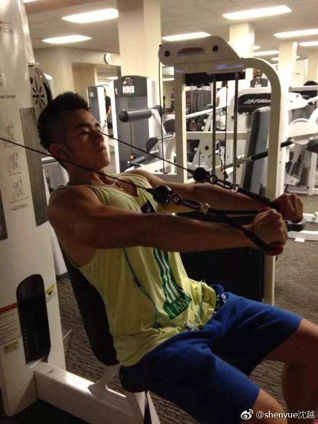 行                     训练 从那以后 他更努力地在健身房挥洒汗水