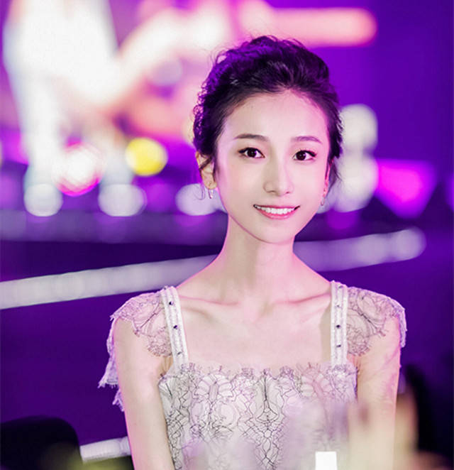 张钧甯姜梓新出席国剧盛典同样穿吊带礼裙一个优雅一个粉嫩