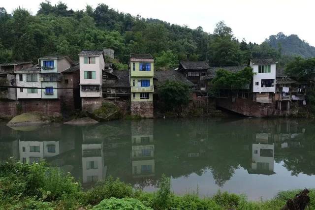 华头镇,位于夹江县西约16公里的大山里.