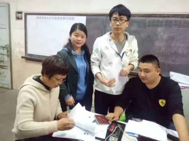 省璜镇党委副书记郑芳陪同被征迁户到场签约