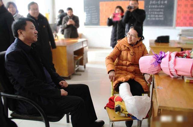 义马市市委书记杨彤慰问市高中女教师黎艳玲