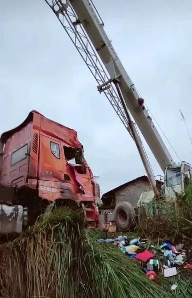 桂平木圭有一辆货车发生侧翻到路边,车内物品洒落一地!