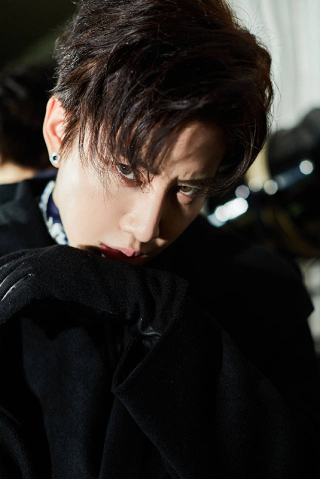 mike angelo获最受欢迎海外艺人奖 冷峻帅气演绎绅士品格