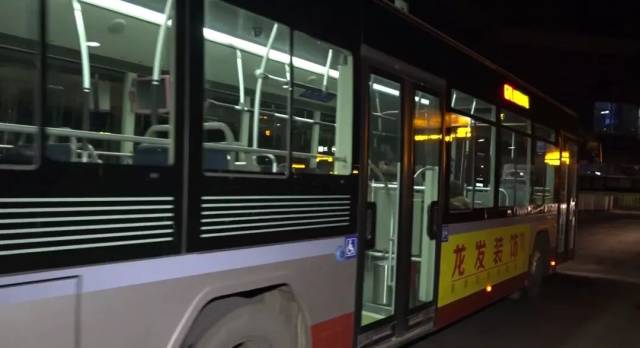 5点30分,671路首班车准时从四惠公交枢纽发出.