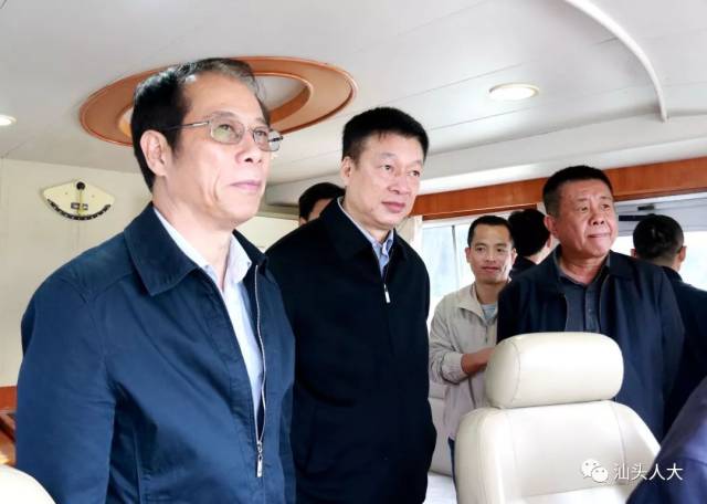 郑通声一行在潮州市人大常委会常务副主任陈少宏陪同下,乘船察看韩江
